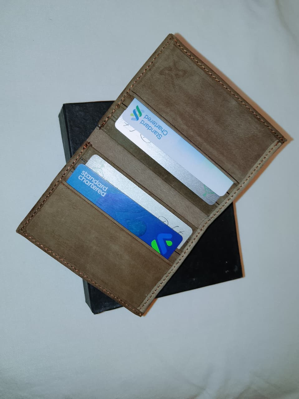 Signature Slim Leather Bifold Wallet – Hand-Stitched Design